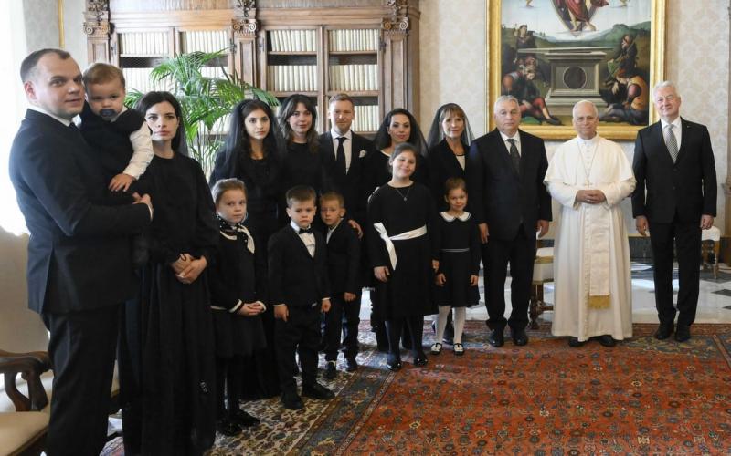 Farkas Zoltán: A dinasztia, avagy a pápa meghallgatta az egész Orbán családot

A történet szövevényes szálai egy egészen különleges esemény köré fonódnak, ahol a vallás és a politika határvonalán egyensúlyozva a pápa döntést hoz arról, hogy a világ egyik 