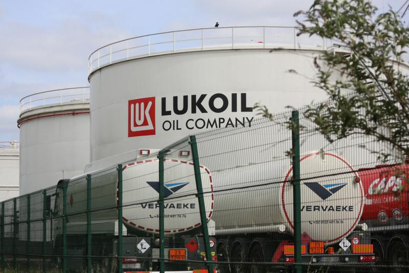 A Lukoil külföldi érdekeltségeit értékesíti a szankciók következtében, ám a potenciális vevőjáról Washingtonban elterjedt, hogy Putyinhoz közel álló személy lehet.