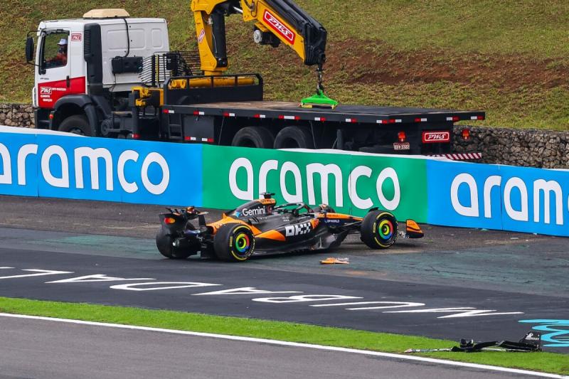 Izgalmakban bővelkedő pillanatokkal indult az F1-es sprintverseny, ahol a bajnokesélyes pilóta váratlanul balesetet szenvedett. Az autó törése nemcsak a verseny alakulását, hanem a bajnoki címért folytatott harcot is komolyan befolyásolja. Az adrenalintól