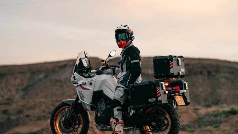 A Kove 800X utcai verziója 25 kilóval nehezebb, mint a terepes modell. -- Totalcar