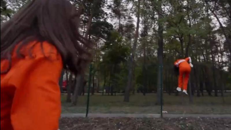 Most Wanted - A hajsza: A Bíró ikrek egyik tagja már a kerítésen csimpaszkodott.