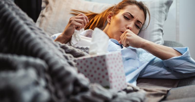 Köhögés? Gyógyszerek helyett próbáld ki ezeket a 6 kiváló gyógynövényt a felső légúti gyulladás enyhítésére!